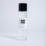 Judith Paris propose une première gamme de trois fragrances — Col Rond, Taille Haute et Oversize — inspirées par les éléments de base du vestiaire des années 1980-1990 