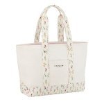 Pure Trade a créé trois articles en coton - pochette, trousse de toilette et tote bag – agrémentés d'un décor floral pour La collection Coach Fragrance 2023